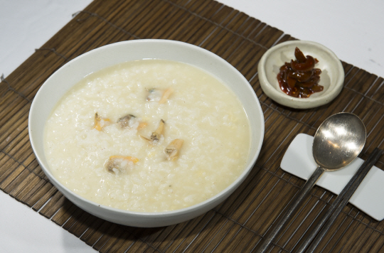 제철 바지락으로 끓여낸 바지락죽. 부드러운 쌀죽과 함께 감칠맛 나는 바지락의 식감이 입맛을 돋운다.  김호웅 기자 diverkim@