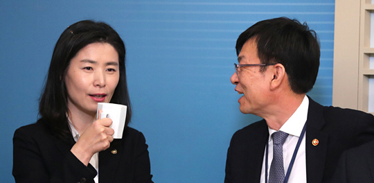 20일 오전 청와대에서 열린 문재인 대통령 주재 국무회의에서 김외숙(왼쪽) 법제처장과 김상조 공정거래위원장이 대화하고 있다.  뉴시스