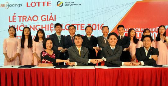 롯데그룹 관계자들이 베트남 우수 스타트업 지원을 위해 업무협약을 하고 있다. 롯데지주 제공