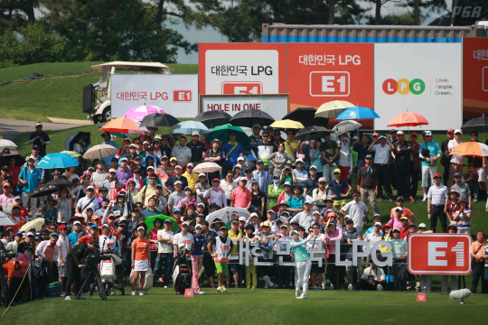2018년 국내 남녀골프 대회가 4월부터 본격적으로 시작된다. 사진은 수많은 갤러리가 모인 지난해 KLPGA투어 E1채리티오픈.  박준석 프리랜서사진작가 제공