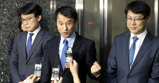 한병도(가운데) 청와대 정무수석이 22일 국회 본청을 방문, 정세균 국회의장에게 대통령 개헌안을 전달한 뒤 기자들의 질문에 답하고 있다.<연합뉴스>