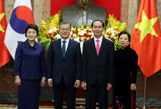 베트남을 국빈 방문 중인 문재인 대통령 내외가 23일 오전 하노이 주석궁에서 열린 한·베트남 정상회담에 앞서 쩐 다이 꽝 베트남 국가주석 내외와 기념촬영을 하고 있다.