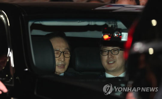 (서울=연합뉴스) 110억원대 뇌물 수수와 340억원대 비자금 조성 등 혐의로 구속영장이 발부된 이명박 전 대통령이 23일 서울 강남구 논현동 자택에서 나와 서울동부구치소로 향하고 있다. 2018.3.23