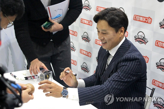 (서울=연합뉴스) 22일 서울 강남구 대치동 세텍에서 열린 제47회 프랜차이즈 창업박람회에서 스크린야구 ‘다함께 야구왕’ 홍보모델 이승엽이 팬에게 사인하고 있다. 2018.3.22 [스크린야구왕 제공=연합뉴스]