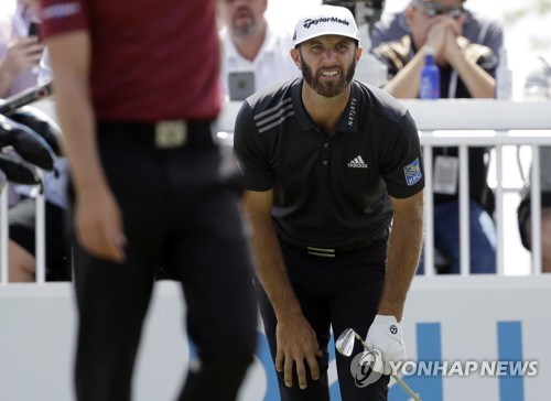7번 홀에서 샷 지켜보는 더스틴 존슨[AP=연합뉴스]