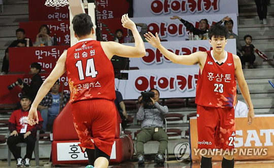 (안양=연합뉴스) 23일 오후 경기도 안양시 동안구 안양실내체육관에서 열린 2017-2018 정관장 프로농구 6강 플레이오프 4차전 안양 KGC 인삼공사와 울산 현대모비스 피버스의 경기. 3점 슛을 성공한 안양 전성현(오른쪽)이 김승원과 하이파이브를 하고 있다.