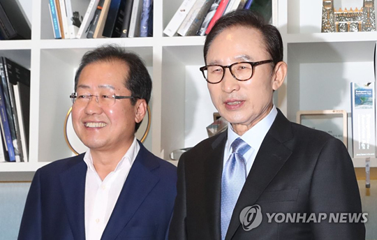 자유한국당 홍준표 대표(왼쪽)와 이명박 전 대통령 [연합뉴스 자료사진]