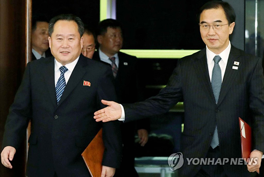 북한 리선권 조국평화통일위원회 위원장(왼쪽)과 조명균 통일부 장관 [연합뉴스 자료사진]