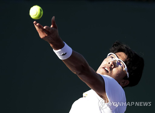 (마이애미 AP=연합뉴스) 정현이 23일(현지시간) 미국 플로리다 주 마이애미에서 열린 남자프로테니스(ATP) 투어 마이애미 오픈 사흘째 단식 2회전 매슈 에브덴(76위·호주)과 경기에서 서브를 넣으려 하고 있다. 정현은 이날 2-0 승리를 거두고 마이클 모(176위·미국)와 16강 진출을 다투게 됐다.