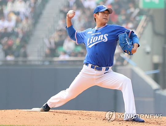 (서울=연합뉴스) 24일 오후 서울 잠실구장에서 열린 두산 베어스와 삼성 라이온즈의 개막경기 2회말. 삼성 윤성환이 역투하고 있다.