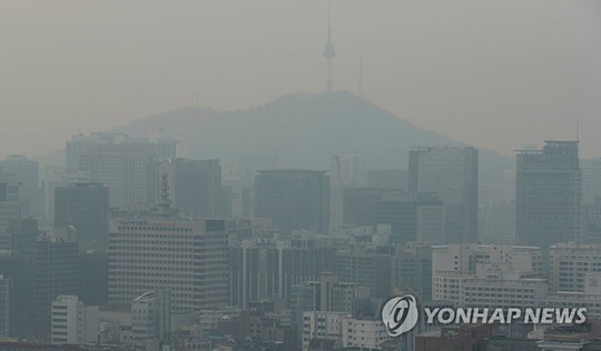 (서울=연합뉴스) 24일 오전 서울도심이 안개와 미세먼지에 갇혀 있다.서울시는 이날 오전 6시를 기준으로 서울에 초미세먼지 민감군주의보를 발령했다.민감군주의보는 초미세먼지(PM-2.5)의 시간당 평균 농도가 75㎍/㎥ 이상인 상태가 2시간 이상 지속할 때 내려지며 오전 5시와 6시 기준 시내 25개구의 초미세먼지 시간 평균농도는 80㎍/㎥로 측정됐다.