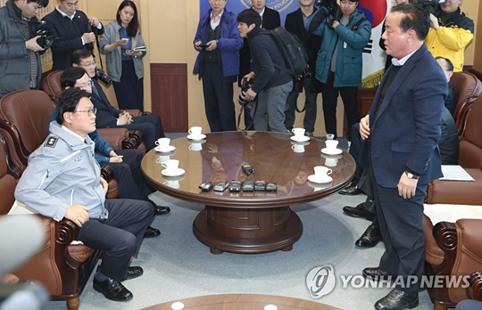 경찰의 김기현 울산시장 비서실 압수수색과 관련해 지난 21일 울산지방경찰청을 방문한 자유한국당 국회의원 중 정갑윤 의원이 대화 도중 자리에서 일어나 황운하 청장에게 항의하고 있다. [연합뉴스 자료사진]