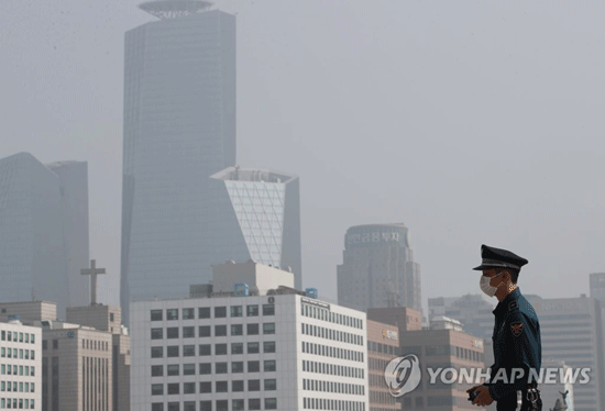 (서울=연합뉴스) 미세먼지가 기승을 부린 25일 오후 국회에서 경찰 근무자가 마스크를 쓰고 근무를 하고 있다. 2018.3.25