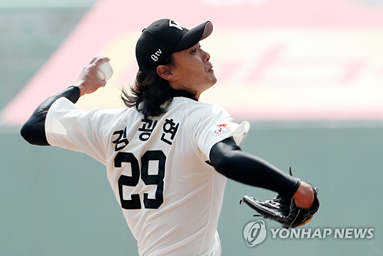 (인천=연합뉴스) 25일 인천 SK행복드림구장에서 열린 프로야구 SK 와이번스와 롯데 자이언츠의 경기. 1회초 SK 선발투수 김광현이 역투하고 있다.