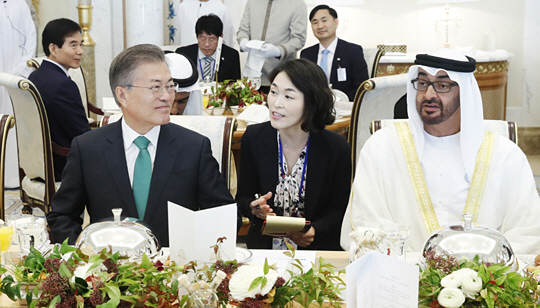 아랍에미리트를 공식 방문 중인 문재인 대통령이 25일 아부다비 대통령 궁에서 모하메드 빈 자이드 알 나하얀 왕세제와 오찬을 함께하면서 이야기를 나누고 있다.  연합뉴스