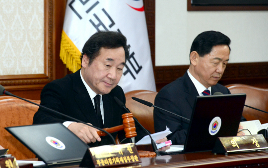 이낙연(왼쪽) 국무총리가 26일 오전 정부서울청사에서 열린 국무회의에서 의사봉을 두드리고 있다. 오른쪽 김상곤 부총리 겸 교육부 장관. 신창섭 기자 bluesky@