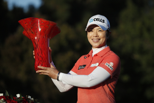 지은희가 26일 오전(한국시간) LPGA투어 KIA클래식 우승컵과 함께 포즈를 취하고 있다.    AP연합뉴스