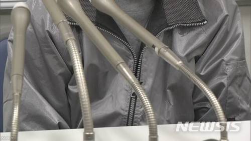 【서울=뉴시스】 장애가 없는데도 지자체로부터 강제 불임수술을 받았다는 일본의 한 70대 남성이 25일 도쿄에서 기자회견을 하고 있다. 이 남성은 조만간 정부를 상대로 손해배상 소송을 제기할 것이라고 밝혔다. (사진출처:NHK) 2018.03.25.