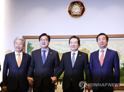 (서울=연합뉴스) 정세균 국회의장이 26일 오후 국회에서 열린 여야 3당 교섭단체 원내대표 정례회동에 앞서 기념촬영을 하고 있다. 왼쪽부터 바른미래당 김동철, 더불어민주당 우원식, 정세균 국회의장, 자유한국당 김성태.