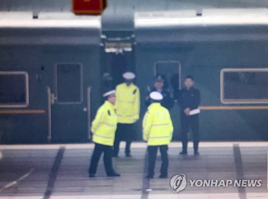 (베이징 = 연합뉴스) 27일 중국 베이징 베이징역 플랫폼에 북한 최고위급 인사가 타고 온 것으로 추정되는 북한 특별열차가 정차해 있다. 이 특별열차는 김정일 국방위원장이 방중 시 이용했던 열차로 북한과 중국 철로를 모두 달릴 수 있게 설계 됐다.