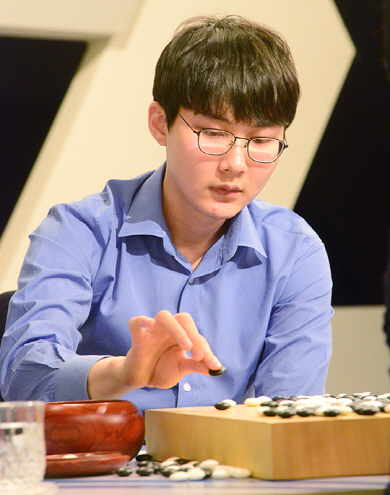 박정환 9단이 지난 26일 KBS 바둑왕전 결승 대국에서 김지석 9단을 256수 만에 흑 불계승으로 꺾은 후 복기를 하고 있다. 김선규 기자 ufokim@