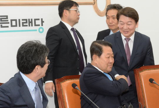 안철수(오른쪽) 바른미래당 인재영입위원장이 28일 오전 국회 본청에서 열린 당 최고위원·중진의원 연석회의에 참석해 당 지도부와 인사를 나누고 있다. 앞줄 왼쪽부터 유승민·박주선 공동대표, 안 위원장.  김호웅 기자 diverkim@