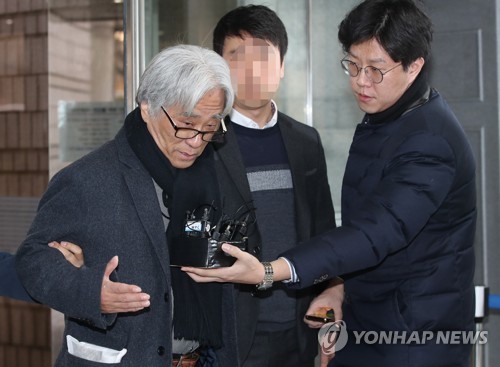 (서울=연합뉴스) 극단 단원들에게 성폭력을 가한 혐의를 받는 이윤택 전 연희단거리패 예술감독이 23일 오전 서울 서초구 서울중앙지법에서 영장실질심사를 받기 위해 법정으로 향하며 취재진 질문에 답하고 있다. 2018.3.23