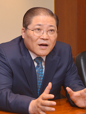 소강석 새에덴교회 목사가 28일 문화일보와의 인터뷰에서 급변하는 한반도 정세와 사회 분위기 속에서 교회의 역할에 대해 말하고 있다.  김낙중 기자 sanjoong@