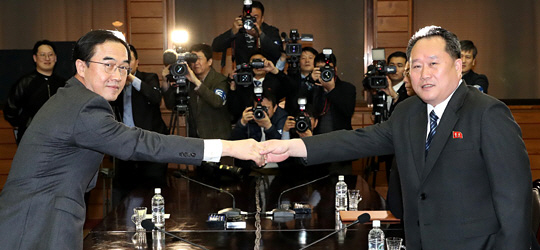 조명균(왼쪽) 통일부 장관과 리선권 북한 조국평화통일위원장이 29일 오전 판문점 북측 통일각에서 열린 남북고위급회담에 앞서 악수하고 있다.