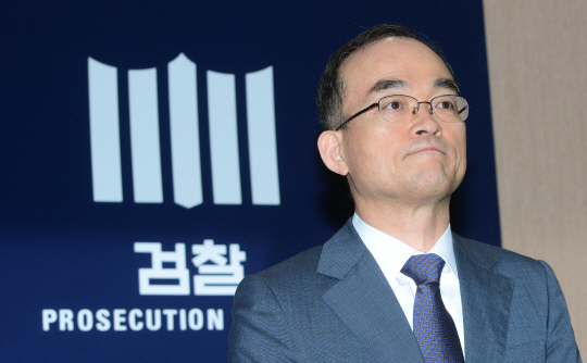 29일 오전 문무일 검찰총장이 서울 서초구 대검찰청 회의실에서 열린 기자간담회에서 인사말을 마친 후 굳은 표정을 짓고 있다.