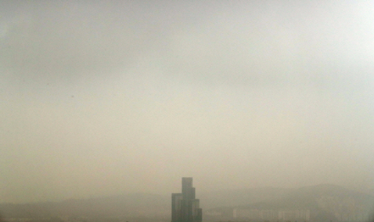 중국발 황사 등의 영향으로 전국 대부분 지역의 미세먼지 농도가 다소 짙은 29일 오전 서울 남산에서 바라본 뿌연 서울 시내 모습. 연합뉴스
