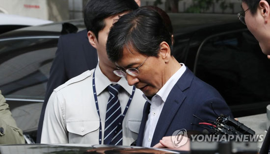 (서울=연합뉴스) 성폭력 의혹을 받는 안희정 전 충남지사가 28일 오후 구속 전 피의자 심문(영장실질심사)을 마치고 서울서부지검을 나서고 있다. 2018.3.28