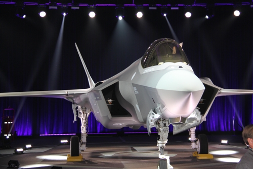 (포트워스<미 텍사스>=연합뉴스) 대한민국 공군에 인도될 F-35A 1호기가 28일(현지시간) 미국 텍사스주 포트워스의 록히드마틴사 최종 조립공장에서 열린 출고식에서 처음으로 공개됐다. 2018.3.28