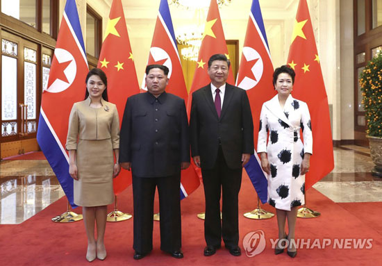 (베이징 AP=연합뉴스) 28일(현지시간) 신화통신이 제공한 사진으로 중국을 방문한 김정은 북한 노동당 위원장(왼쪽 두번째)과 부인 리설주(왼쪽)가 베이징 인민대회당에서 시진핑 중국 국가주석(오른쪽 두번째)과 부인 펑리위안과 함께 카메라 앞에 포즈를 취하고 있다.