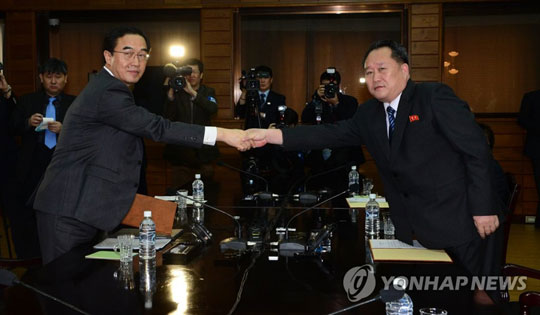 (파주=연합뉴스) 29일 판문점 북측 통일각에서 열린 남북고위급 회담에 참석한 조명균 통일부 장관과 북측 대표인 리선권 조평통 위원장이 회담을 마친 후 공동보도문을 서로 교환하고 악수하고 있다. 2018.3.29 [사진공동취재단=연합뉴스]