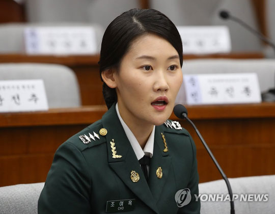 (서울=연합뉴스) 세월호 참사 당시 청와대 간호장교로 근무했던 조여옥 대위가 22일 오후 국회에서 열린 박근혜 정부의 최순실 등 민간인에 의한 국정농단 의혹사건 진상규명을 위한 국정조사 5차 청문회에 출석해 자리에 앉아 있다. 2016.12.22