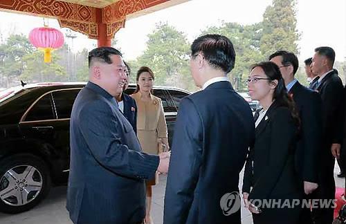 중국 베이징에 도착한 김정은 위원장 부부