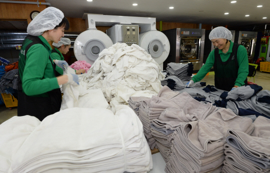 28일 서울 용산구 원효로 사회적 기업 송지의 세탁장 ‘천사맘 에코’에서 직원들이 세탁 완료된 수건을 포장하고 있다.