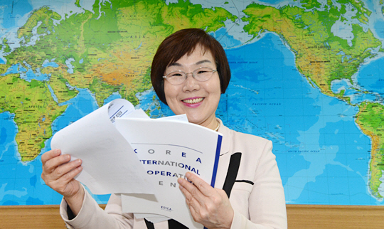 이미경 코이카 이사장이 지난 27일 경기 성남시 코이카 사무실에서 문화일보와 인터뷰를 하면서 “코이카의 원칙과 철학이 하나의 틀로 자리 잡을 수 있도록 만든 이사장이 되겠다”는 포부를 밝히고 있다.   신창섭 기자 bluesky@