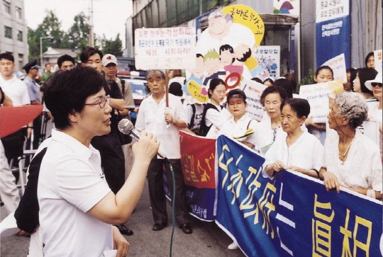 이미경 코이카 이사장이 수요집회에서 일본군 위안부 피해자들과 함께 일본의 사과와 배상을 요구하던 모습.  코이카 제공