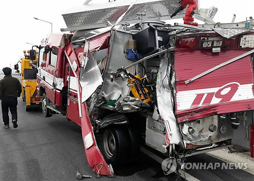 (아산=연합뉴스)  30일 오전 9시 46분께 충남 아산시 둔포면 신남리 43번 국도에서 25t 트럭이 개를 포획하려고 도롯가에 주차한 소방펌프 차량을 추돌하면서 여성 소방관 1명과 소방관 임용 예정 여성 교육생 2명 등 모두 3명이 숨졌다. 사고 현장에 종잇장처럼 구겨진 소방펌프 차량이 세워져 있다. 2018.3.30