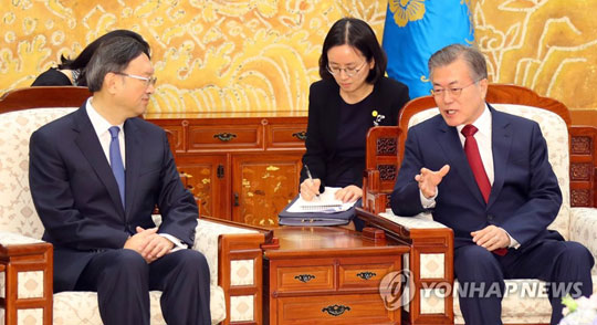 (서울=연합뉴스)  문재인 대통령이 30일 오후 청와대에서 시진핑 중국 국가주석의 특별대표 자격으로 방한한 양제츠 중국 외교담당 정치국 위원을 만나 얘기를 나누고 있다.