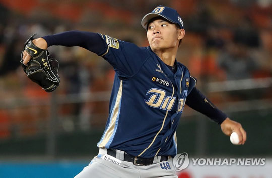 (부산=연합뉴스)  30일 부산 사직야구장에서 열린 2018 KBO 프로야구 NC 다이노스와 롯데 자이언츠의 경기. NC 선발 왕웨이중이 역투하고 있다. 2018.3.30