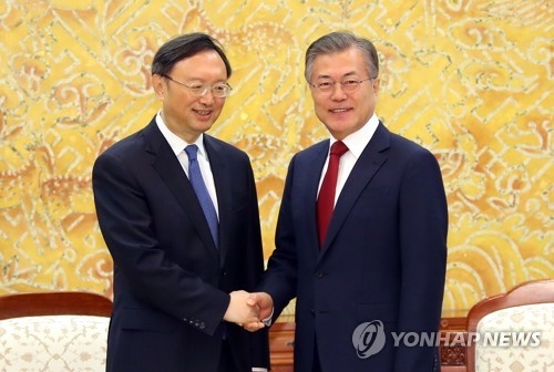 (서울=연합뉴스) 문재인 대통령이 30일 오후 청와대에서 시진핑 중국 국가주석의 특별대표 자격으로 방한한 양제츠 중국 외교담당 정치국 위원을 만나 기념촬영을 하고 있다.