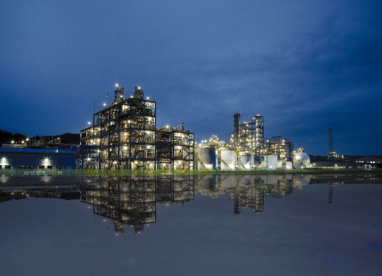 실리콘을 생산하는 KCC 전주3 공장의 모습.