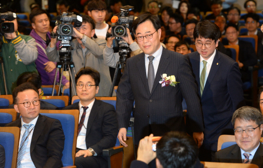 김기식(왼쪽 세 번째) 신임 금융감독원장이 2일 오전 서울 영등포구 여의동 금감원에서 열린 취임식에 입장하고 있다.