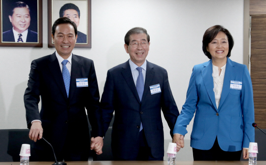 6·13지방선거 서울시장 출마 의사를 밝힌 박영선(오른쪽) 의원, 박원순(가운데) 서울시장, 우상호 의원이 2일 오전 여의도 더불어민주당 당사에서 열린 공천관리위원회 광역단체장 면접에 앞서 손을 잡고 선전을 다짐하고 있다. 연합뉴스