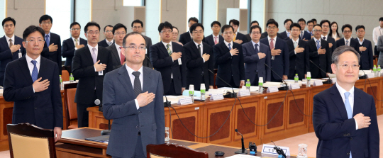 2일 오전 대검찰청에서 열린 6·13 지방선거 대비 전국 공안부장검사 회의에서 문무일(앞줄 가운데) 검찰총장과 봉욱(〃 오른쪽) 대검차장 등이 국민의례를 하고 있다. 연합뉴스