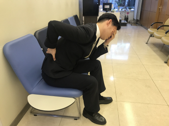 의자에 앉아서 생활하는 시간이 많은 직장인들은 흡연이나 다이어트를 자주할 경우 뼈가 약해질 수 있어 척추압박골절을 조심해야 한다.  토마스병원 제공