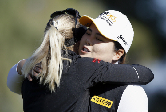 박인비(오른쪽)가 3일 오전(한국시간) 미국 캘리포니아주 랜초 미라지의 미션 힐스 골프장 10번 홀에서 열린 LPGA투어 ANA인스피레이션 8차 연장전에서 우승을 차지한 스웨덴의 페르닐라 린드베리를 포옹하며 축하하고 있다.  AP연합뉴스